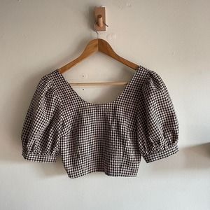 Cropped puffed sleeved top